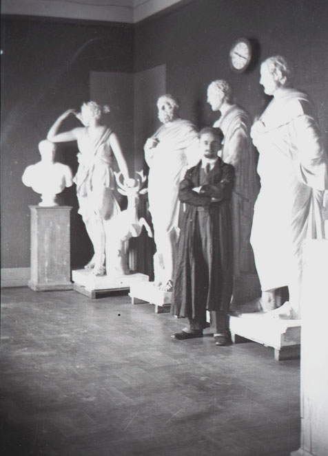 Antun Bauer u Arheološkom zavodu Sveučilišta, 1936., Fototeka Gliptoteke HAZU, G/Č-8