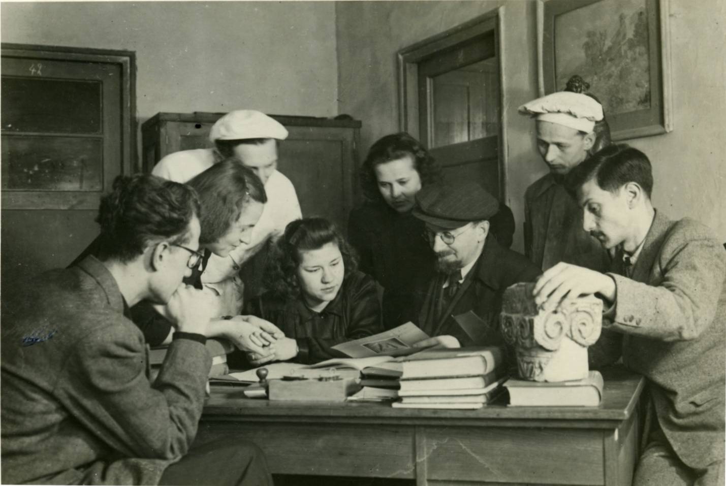 Osoblje Gipsoteke, 1947., (prof. A. Bauer, D. Kečkemet, G. Medved i ostali), Fototeka Gliptoteke HAZU, F-141 